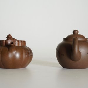 Two Chinese dark Yixing stoneware teapots and covers, 19/20th C. — 照片 11