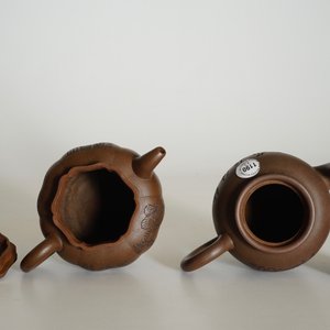 Two Chinese dark Yixing stoneware teapots and covers, 19/20th C. — 照片 12