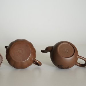 Two Chinese dark Yixing stoneware teapots and covers, 19/20th C. — 照片 13