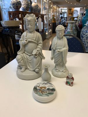 Two Chinese Dehua blanc de Chine Buddha and Wenchang figures, a seal paste covered box, a vase and an iron-red-glazed boy, Qianlong mark, 19/20th C. — 照片 1