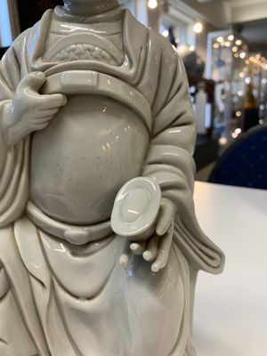 Two Chinese Dehua blanc de Chine Buddha and Wenchang figures, a seal paste covered box, a vase and an iron-red-glazed boy, Qianlong mark, 19/20th C. — 照片 7