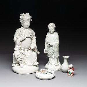 Two Chinese Dehua blanc de Chine Buddha and Wenchang figures, a seal paste covered box, a vase and an iron-red-glazed boy, Qianlong mark, 19/20th C. — 照片 1