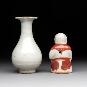Two Chinese Dehua blanc de Chine Buddha and Wenchang figures, a seal paste covered box, a vase and an iron-red-glazed boy, Qianlong mark, 19/20th C. — 照片 10