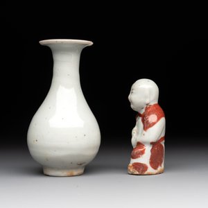 Two Chinese Dehua blanc de Chine Buddha and Wenchang figures, a seal paste covered box, a vase and an iron-red-glazed boy, Qianlong mark, 19/20th C. — 照片 11