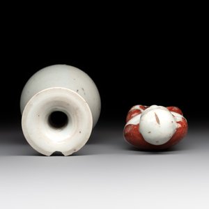 Two Chinese Dehua blanc de Chine Buddha and Wenchang figures, a seal paste covered box, a vase and an iron-red-glazed boy, Qianlong mark, 19/20th C. — 照片 12