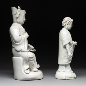 Two Chinese Dehua blanc de Chine Buddha and Wenchang figures, a seal paste covered box, a vase and an iron-red-glazed boy, Qianlong mark, 19/20th C. — 照片 3