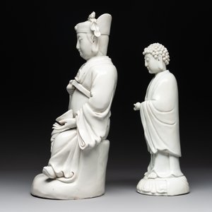 Two Chinese Dehua blanc de Chine Buddha and Wenchang figures, a seal paste covered box, a vase and an iron-red-glazed boy, Qianlong mark, 19/20th C. — 照片 5
