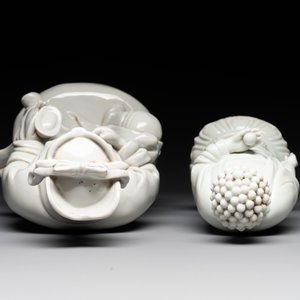 Two Chinese Dehua blanc de Chine Buddha and Wenchang figures, a seal paste covered box, a vase and an iron-red-glazed boy, Qianlong mark, 19/20th C. — 照片 6