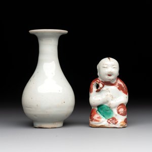 Two Chinese Dehua blanc de Chine Buddha and Wenchang figures, a seal paste covered box, a vase and an iron-red-glazed boy, Qianlong mark, 19/20th C. — 照片 8
