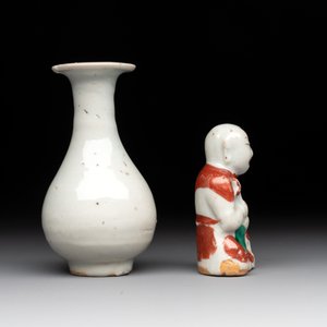 Two Chinese Dehua blanc de Chine Buddha and Wenchang figures, a seal paste covered box, a vase and an iron-red-glazed boy, Qianlong mark, 19/20th C. — 照片 9