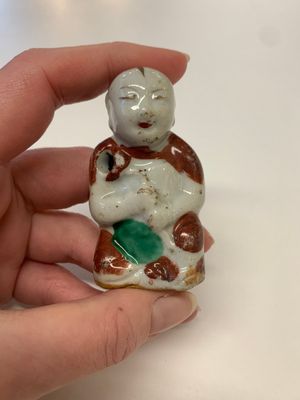 Two Chinese Dehua blanc de Chine Buddha and Wenchang figures, a seal paste covered box, a vase and an iron-red-glazed boy, Qianlong mark, 19/20th C. — photo 18