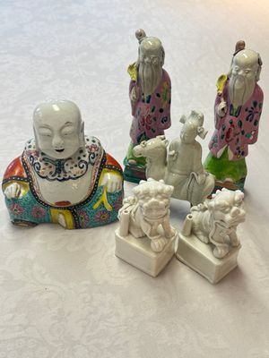 Two Chinese Dehua blanc-de-Chine Buddhist lions, three famille rose figures, and a white-glazed group, Kangxi and later — photo 1