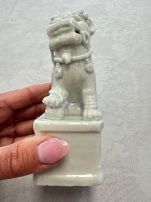Two Chinese Dehua blanc-de-Chine Buddhist lions, three famille rose figures, and a white-glazed group, Kangxi and later — photo 17