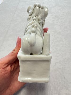 Two Chinese Dehua blanc-de-Chine Buddhist lions, three famille rose figures, and a white-glazed group, Kangxi and later — photo 19