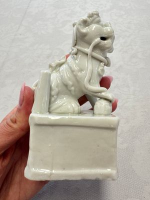 Two Chinese Dehua blanc-de-Chine Buddhist lions, three famille rose figures, and a white-glazed group, Kangxi and later — photo 20