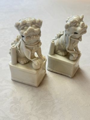 Two Chinese Dehua blanc-de-Chine Buddhist lions, three famille rose figures, and a white-glazed group, Kangxi and later — photo 2
