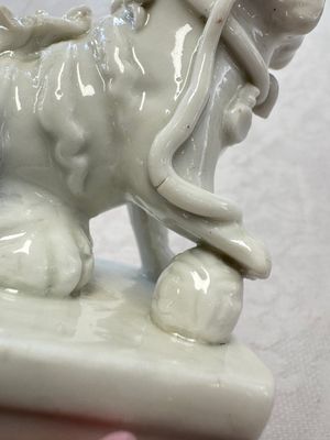Two Chinese Dehua blanc-de-Chine Buddhist lions, three famille rose figures, and a white-glazed group, Kangxi and later — photo 21