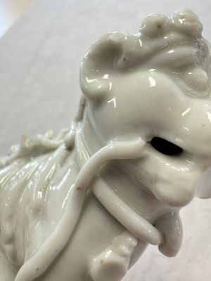 Two Chinese Dehua blanc-de-Chine Buddhist lions, three famille rose figures, and a white-glazed group, Kangxi and later — photo 23