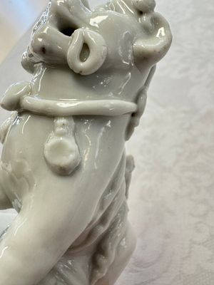 Two Chinese Dehua blanc-de-Chine Buddhist lions, three famille rose figures, and a white-glazed group, Kangxi and later — photo 24