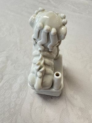 Two Chinese Dehua blanc-de-Chine Buddhist lions, three famille rose figures, and a white-glazed group, Kangxi and later — photo 25