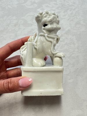 Two Chinese Dehua blanc-de-Chine Buddhist lions, three famille rose figures, and a white-glazed group, Kangxi and later — photo 3