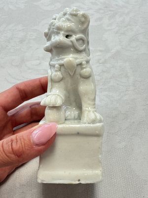 Two Chinese Dehua blanc-de-Chine Buddhist lions, three famille rose figures, and a white-glazed group, Kangxi and later — photo 4
