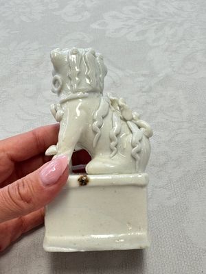 Two Chinese Dehua blanc-de-Chine Buddhist lions, three famille rose figures, and a white-glazed group, Kangxi and later — photo 5