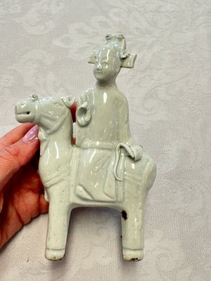 Two Chinese Dehua blanc-de-Chine Buddhist lions, three famille rose figures, and a white-glazed group, Kangxi and later — photo 57