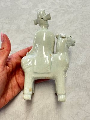 Two Chinese Dehua blanc-de-Chine Buddhist lions, three famille rose figures, and a white-glazed group, Kangxi and later — photo 59