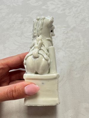 Two Chinese Dehua blanc-de-Chine Buddhist lions, three famille rose figures, and a white-glazed group, Kangxi and later — photo 6