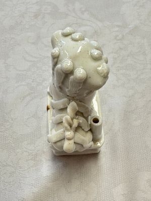 Two Chinese Dehua blanc-de-Chine Buddhist lions, three famille rose figures, and a white-glazed group, Kangxi and later — photo 7