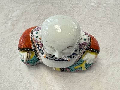 Two Chinese Dehua blanc-de-Chine Buddhist lions, three famille rose figures, and a white-glazed group, Kangxi and later — photo 84