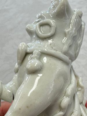 Two Chinese Dehua blanc-de-Chine Buddhist lions, three famille rose figures, and a white-glazed group, Kangxi and later — photo 10