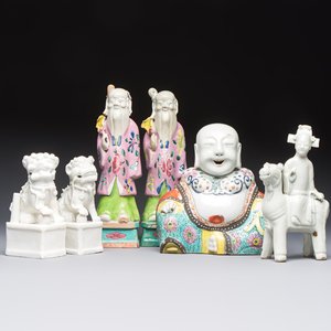 Two Chinese Dehua blanc-de-Chine Buddhist lions, three famille rose figures, and a white-glazed group, Kangxi and later — photo 1