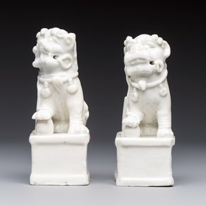 Two Chinese Dehua blanc-de-Chine Buddhist lions, three famille rose figures, and a white-glazed group, Kangxi and later — photo 15