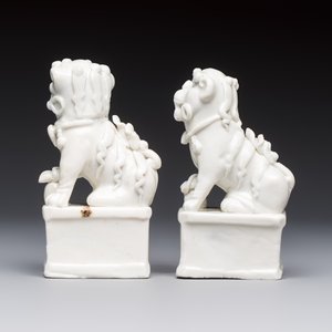 Two Chinese Dehua blanc-de-Chine Buddhist lions, three famille rose figures, and a white-glazed group, Kangxi and later — photo 16
