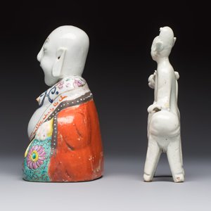 Two Chinese Dehua blanc-de-Chine Buddhist lions, three famille rose figures, and a white-glazed group, Kangxi and later — photo 9