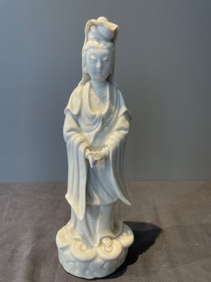 Two Chinese Dehua blanc de Chine figures of Guanyin, 18th C. — foto 1
