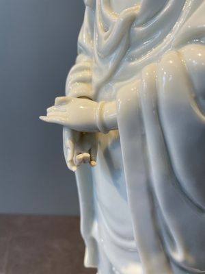 Two Chinese Dehua blanc de Chine figures of Guanyin, 18th C. — foto 17