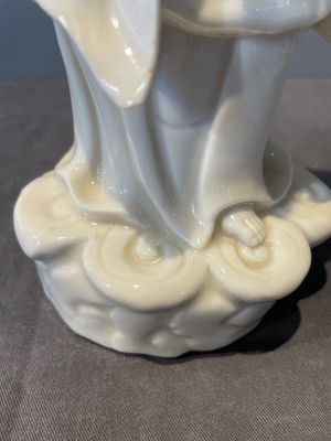 Two Chinese Dehua blanc de Chine figures of Guanyin, 18th C. — foto 2