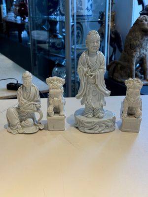 Two Chinese Dehua blanc de Chine figures of Guanyin and Shoulao and a pair of Buddhist lions, He Chaozong 何朝宗 mark, 18/19th C. — photo 1