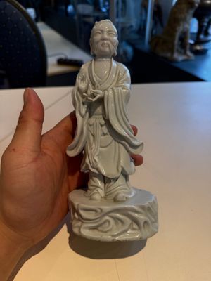 Two Chinese Dehua blanc de Chine figures of Guanyin and Shoulao and a pair of Buddhist lions, He Chaozong 何朝宗 mark, 18/19th C. — photo 11
