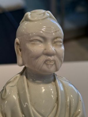 Two Chinese Dehua blanc de Chine figures of Guanyin and Shoulao and a pair of Buddhist lions, He Chaozong 何朝宗 mark, 18/19th C. — photo 12