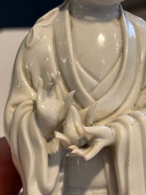 Two Chinese Dehua blanc de Chine figures of Guanyin and Shoulao and a pair of Buddhist lions, He Chaozong 何朝宗 mark, 18/19th C. — photo 13