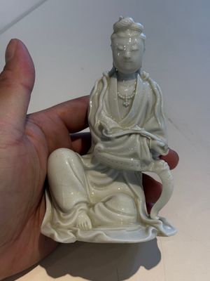 Two Chinese Dehua blanc de Chine figures of Guanyin and Shoulao and a pair of Buddhist lions, He Chaozong 何朝宗 mark, 18/19th C. — photo 2