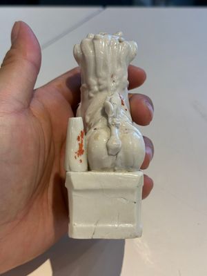 Two Chinese Dehua blanc de Chine figures of Guanyin and Shoulao and a pair of Buddhist lions, He Chaozong 何朝宗 mark, 18/19th C. — photo 26