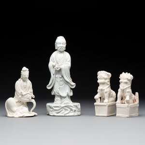 Two Chinese Dehua blanc de Chine figures of Guanyin and Shoulao and a pair of Buddhist lions, He Chaozong 何朝宗 mark, 18/19th C. — photo 1