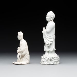 Two Chinese Dehua blanc de Chine figures of Guanyin and Shoulao and a pair of Buddhist lions, He Chaozong 何朝宗 mark, 18/19th C. — photo 5