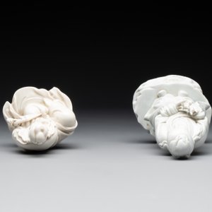 Two Chinese Dehua blanc de Chine figures of Guanyin and Shoulao and a pair of Buddhist lions, He Chaozong 何朝宗 mark, 18/19th C. — photo 6