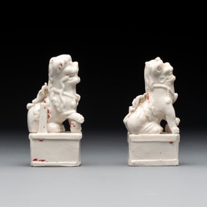 Two Chinese Dehua blanc de Chine figures of Guanyin and Shoulao and a pair of Buddhist lions, He Chaozong 何朝宗 mark, 18/19th C. — photo 9